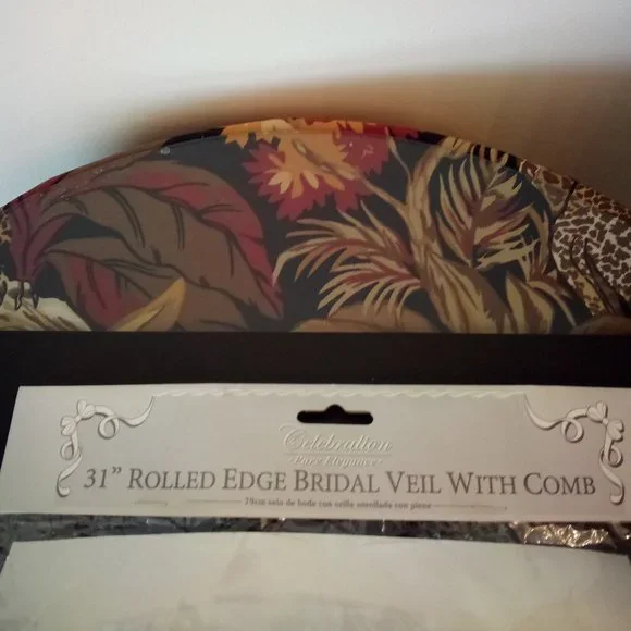 31 Inch Rolled Edge Bridal Veil With Comb - Picture 2 of 4